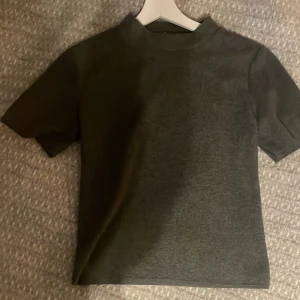Jättefin topp från zara  - Fin stickad kortärmad topp från zara! Använd ett fåtal gånger ❤️ Nypris 300 