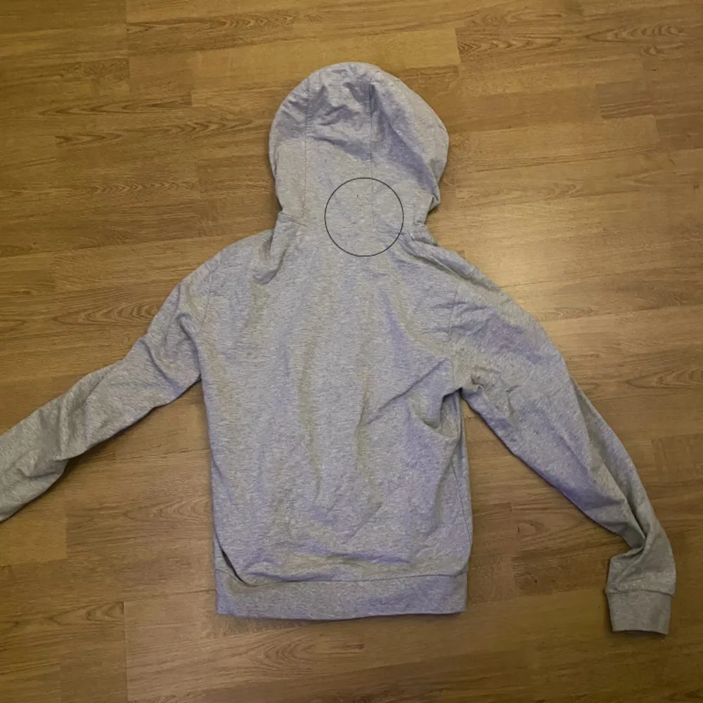 En riktigt fet Armani zip hoodie som är in 7/10 skick, allt pågrund av ett pytte litet hål i luvan som man inte ser(ringat in den på bilden)Tror jag köpte den för 1250kr, men säljer den billigt för att bli av med den.. Hoodies.