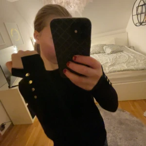 stickad tröja  - stickad tröja från zara med guldiga knappar på armen💞