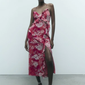 Sommar klänning  - Så fin klänning från zara som har öppen rygg! Helt ny med prislappen! Säljer pga har en likadan!