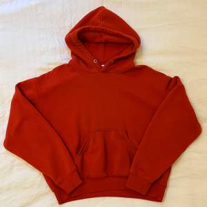 Röd hoodie från Weekday köpt på sellpy. Defekt: nopprig. Men skön, stor och fin färg :) Strl XS men vääldigt oversize. Uppskattad storlek: M/L Säljer via köp nu❤️