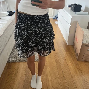 Kjol - Jättefin sommar kjol. Säljer pga att det inte kommer till användning längre. Pris kan diskuteras. Använd några gånger, men är som ny. Nypris 450kr💕