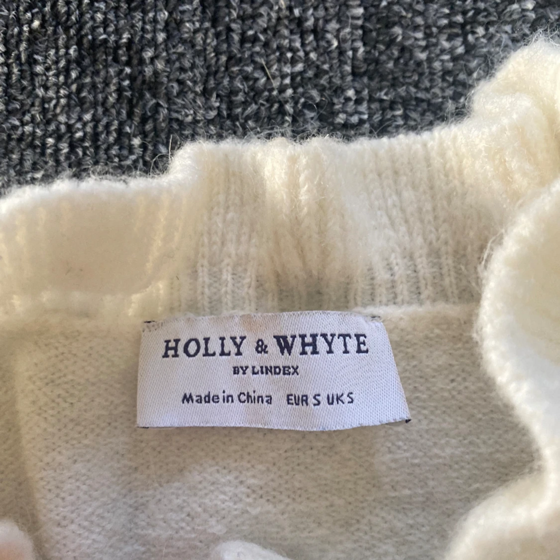 Stickad trekvarts tröja ifrån Holly& white 🤍 - 90