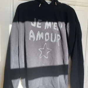 Gina& Young hoodie  - Jätte fin hoodie ifrån Gina& Young🤍. Köptes i somras för 250kr. Säljer för att jag använder inte den längre🙌🏼. Inga skador , Andvänd max 5-7 gånger💕