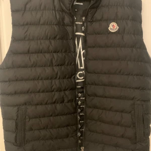 Moncler Väst 6XL - Begagnad väst i bra begagnat skick.  Storlek 6XL