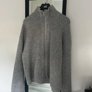 Stickad kofta/tröja - Superfin stickad kofta/tröja från bikbok! Säljer då den inte kommer till användning. Köptes för 500💛 Skriv för fler bilder💘