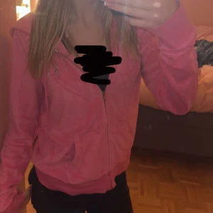 Victoria sekret pink kofta - ⚠️Tryck inte på köp nu⚠️ Jag säljer min vintage y2k skrik rosa Victoria secret pink kofta för att den inte kommer till andvänding. Den är köpt på second hand i våras och är använd en gång. Det står inte storlek men gissar på S. Kan möjligen sänka pris.