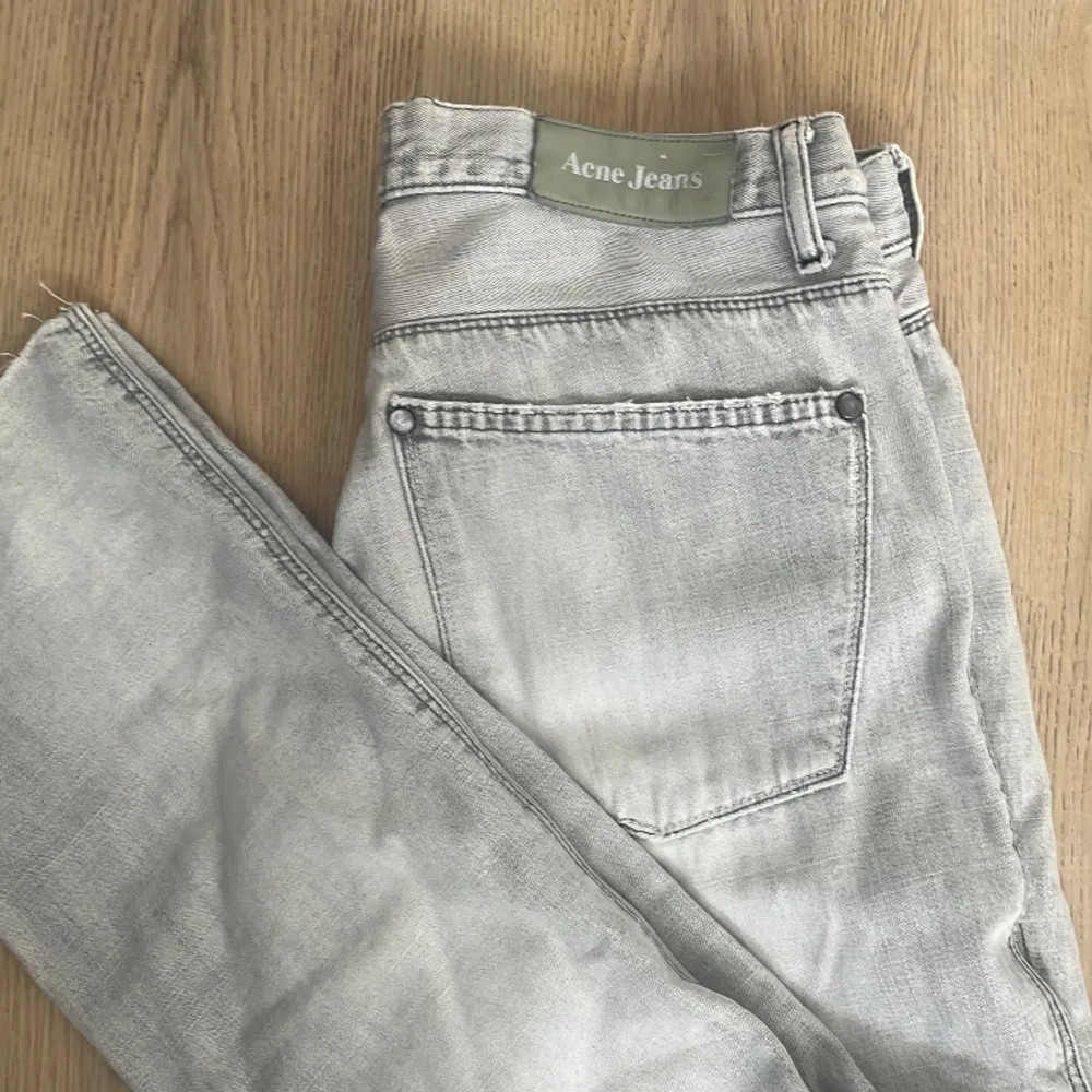 Säker mina jätte snygga acne jeans köpte dom här på Plick men dom var för stora för mig dom är avklippta dom är använda men ändå jätte fina!. Jeans & Byxor.