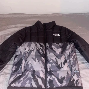 The North face jacka - Bra sick, använts fåtal gånger. Den är i storlek L men är i junior så inte en vanlig L