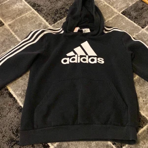 Svart Adidas tröja - Storlek finns på en av bilderna, om jag ni skrivit det fel! 🤗