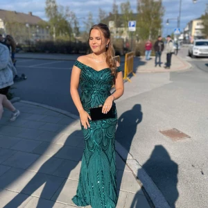 Balklänning Fashion Nova - Grön balklänning från Fashion Nova, köpt i april 2023 använd endast en gång. Otroligt fin och bekväm🥂Köpt för 850kr, bud från 599🩷Storlek S