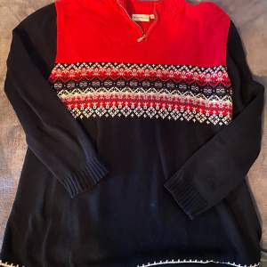 Jättefin grandpa sweater i röd, vit och mörkblå! Super bekväm och justerbar på botten så att du kan bestämma hur lång du vill ha den, har åven en dragkedja uppe vid halsen🫶🏼Lite oversized på mig som brukar ha S men jag gillar det💕