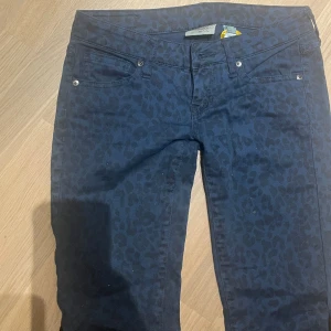 Lågmidjade leopardjeans😍 - Väldigt lågmidjade bootcut leopardjeans, ascoola och trendiga!!! Passar mig som är xs och 170🩷💕