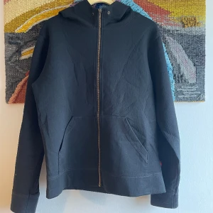 Svart zip hoodie - Boxig, speciellt material, snygg passform