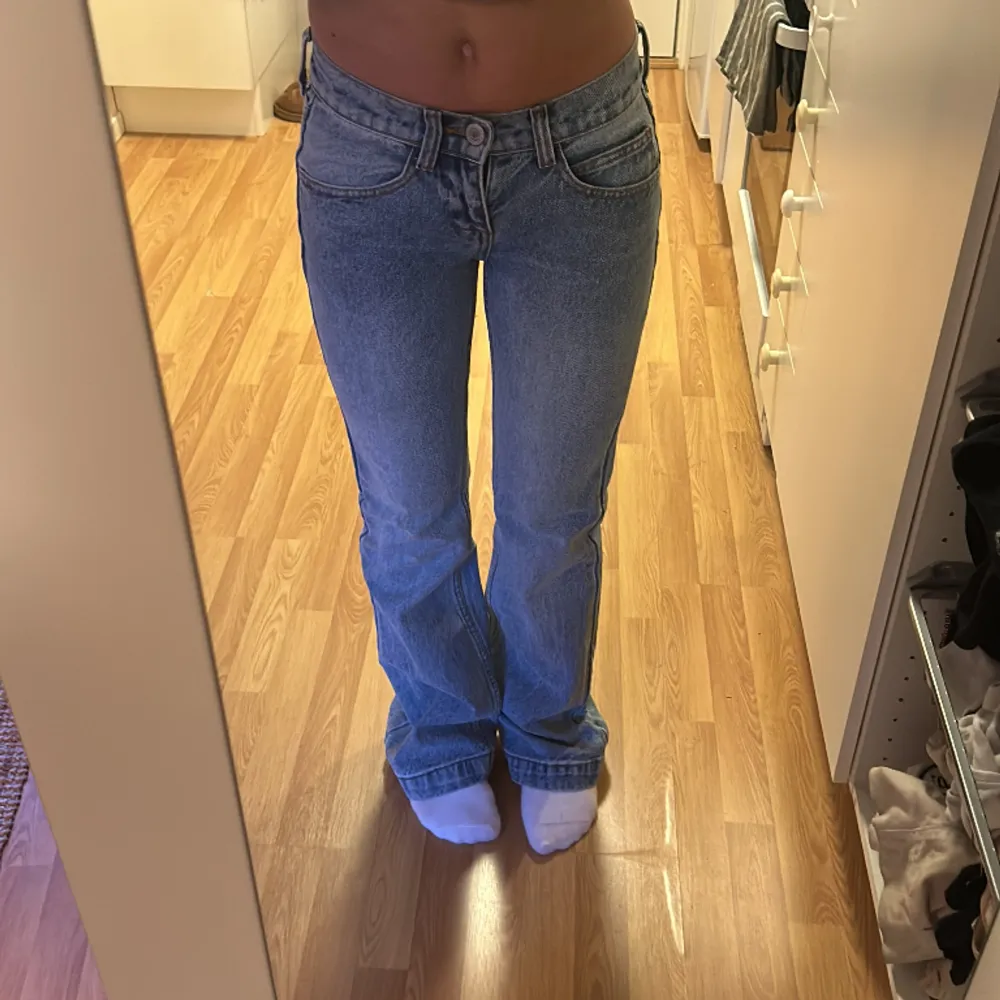 SUPERFINA lågmidjade bootcut jeans från brandy Melville. Säljer för de är för små och för långa. ALDRIG ANVÄNDA!! Passar 32/34🩷🩷🩷jag är 162 men de passar bättre på någon som är ca 170. Jeans & Byxor.