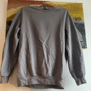 Grå sweater - Grå sweater med väldigt bra passform, funkar till det mesta, Boxig🔥