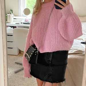 Zara väska - Säljer denna svart Zara väskan med nitar, nyskick och utan defekter. Nypris ca 350kr!  (Säljer även kjolen om den är av intresse)💓💓💓 