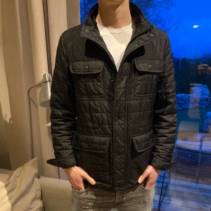 Field jacka  - Jacka från Tommy Hilfiger | Storlek M - skicket på jackan är väldigt bra utan defekter - Mitt pris: 550 - Nypris: 2699kr. Pris är diskuterbart! 