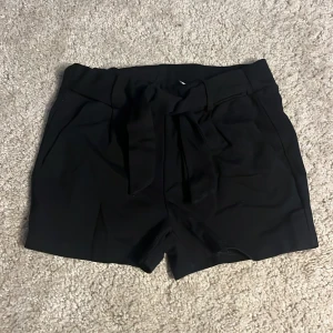 Svarta short för barn  - Svarta short med fina band i midjan!