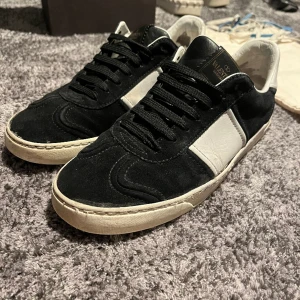 Valentino Flycrew - Säljer ett par rätt så använda Valentino Flycrews, skick 6/10, sulan på höger skon är trasig men ihoplimmad, vänster sko väldigt bra skick, 4 nitar av på varje sko, storlek 41, Skriv för fler bilder.