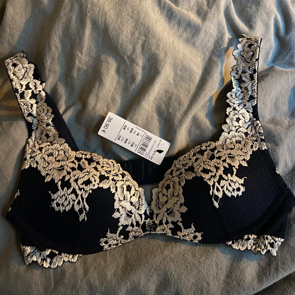 Säljer denna push-up bh från intimissimi i storlek 70 B. Helt oanvänd med prislapp kvar. Original pris 499 kr. Hör gärna av dig om du är intresserad☺️. Övrigt.