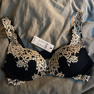 Intimissimi push-up bh - Säljer denna push-up bh från intimissimi i storlek 70 B. Helt oanvänd med prislapp kvar. Original pris 499 kr. Hör gärna av dig om du är intresserad☺️