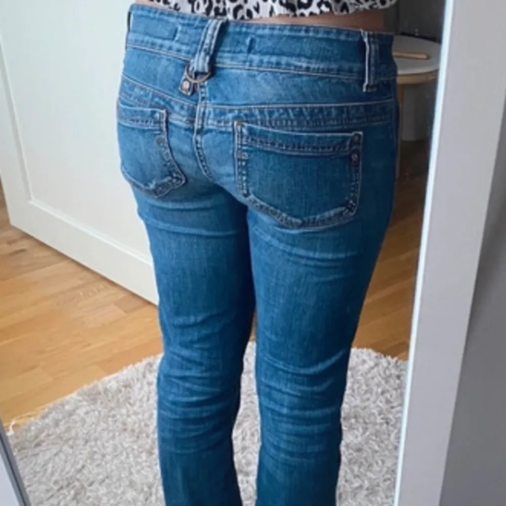 Jätte snygga low waist jeans ifrån only!! Super fint skick💕obs lånade bilder, då de är för stora för mig💕. Jeans & Byxor.