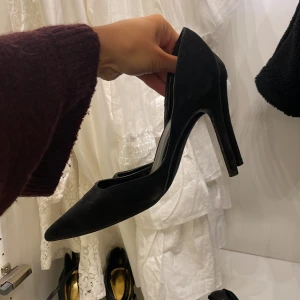 Klackskor / pumps  - Svarta klackskor / pumps. Perfekta till vardags med kostymbyxor eller jeans / kjol inför middagar och utgång. Älskar dessa men dom är tyvärr för små för mig. Storlek 37, skulle eventuellt passa en 38! Inga defekter, torkas av innan de postas. 😇💜