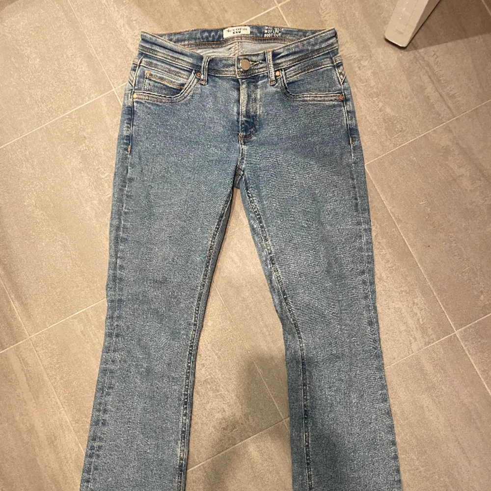 low waist jeans med snygg tvätt. Kontakta mig vid intresse och klicka på köp nu🥰. Jeans & Byxor.