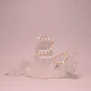 Armband handgjort, sötvattenspärlor  - Handgjort armband med sötvattenspärlor, förgylld fjäderlås 16-18cm omkrets.