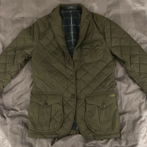 Ralph Lauren Kavaj Jacka - Hej! Säljer nu denna Ralph Lauren kavaj jacka som passar perfekt nu till våren! Jackan är fortfarande i dunder skick! Säljer den då den inte passar mig längre. Kom PM om det önskas fler bilder! OBS: Priset ej hugget i sten!