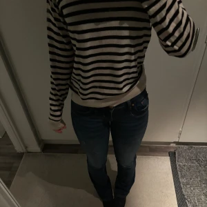 Randig tröja - Mörkblå randig tröja från Zara. Väldigt bra skick! Storlek M men passar perfekt på mig som har S Pris kan diskuteras!🤍💙