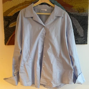 Skjorta - Vintage skjorta, formen och sömarna är perfekta, lägger sig perfekt över axlarna och armarna, väldigt snygg krage och boxig⭐️