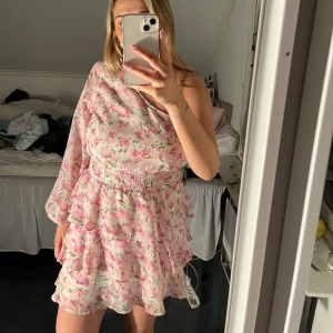 Söt sommarklänning  - Jättefin en ärmad rosa sommarklänning i storlek 38 