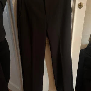 kostymbyxor gina tricot  - svarta kostymbyxor från gina tricot i storlek 36, bra skick och relativt nya. 