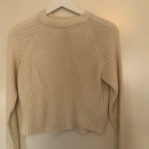 STICKAD TRÖJA - Säljer denna fina stickade tröja från Monki. Fint skick, knappt använd. Hör av dig vid frågor eller funderingar❤️ pris kan absolut diskuteras!❤️