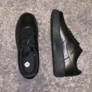 Nike Air Force 1 svart storlek 44