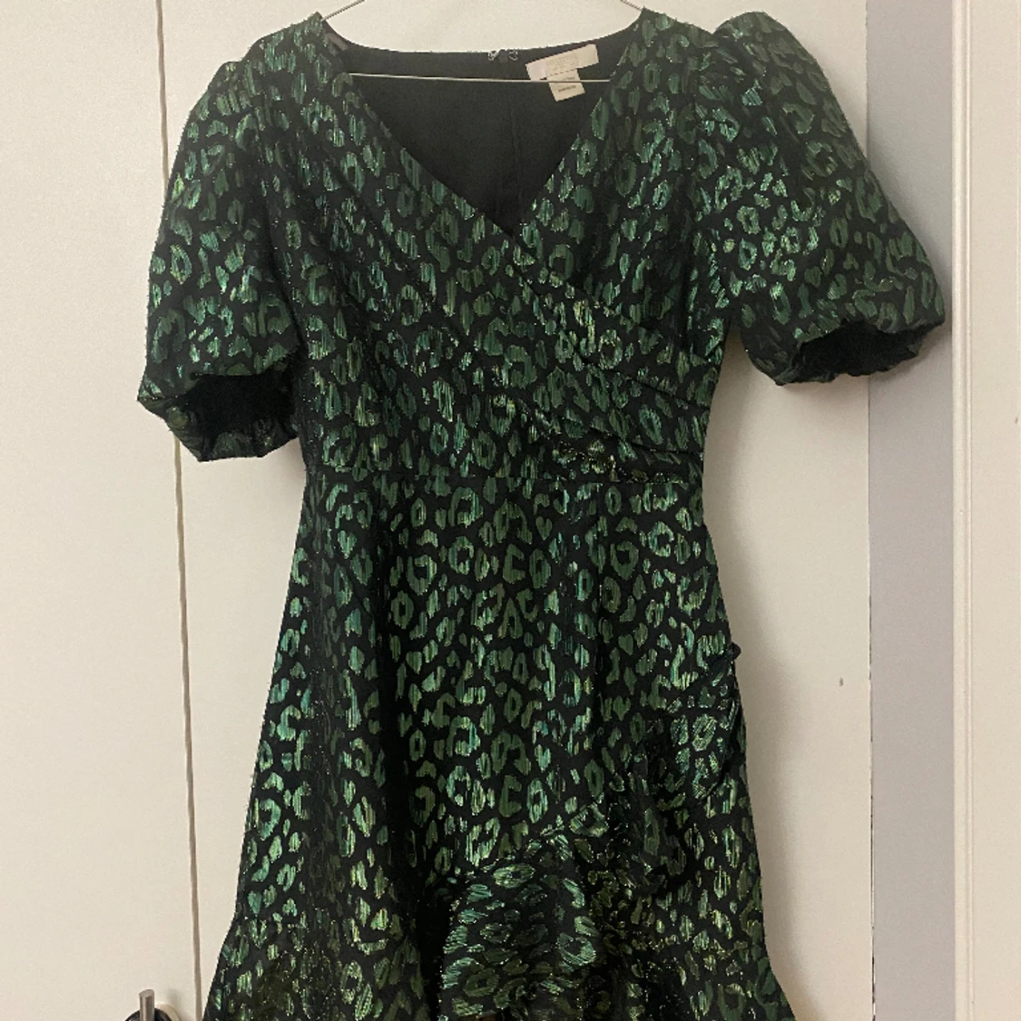 Glittrig leopardmönstrad klänning - 90