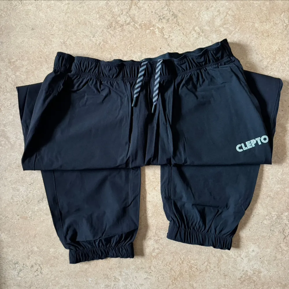 Svarta Clepto byxor, liknar träningsmaterial men fortfarande inte. Väldigt sköna och lätta byxor.  Storlek: M. Jeans & Byxor.