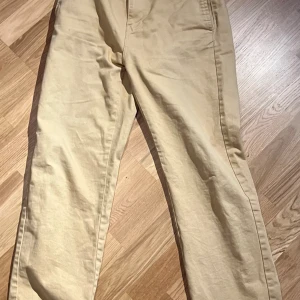 Chino - Bra skick. Relaxed fit chino