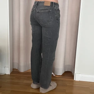 Lowwaist jeans  - Low waisted jeans från weekday i modellen arrow Low, säljer då dom är för små för mig och därav är dom knappt använda och alltså i nyskick. Priset kan diskuteras💗