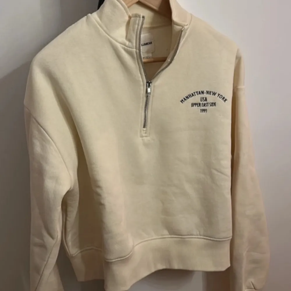 Varm beige färg. Endast använd en gång. Storlek xs men passar mig som är s/m. Hoodies.