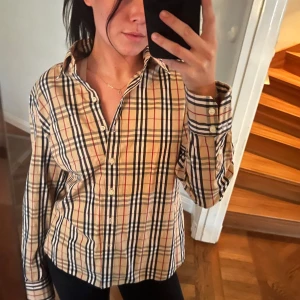 Burberry skjorta - Burberry skjorta i dammodell. Äkta burberry, kan skicka mer bilder och i storlek 44. 