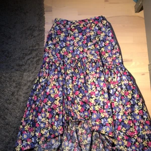 Långkjol - En superfin långkjol som jag tyvärr blivit för lång för. Den är från Gina Tricot, i bra skick och har storleken 36. Pris går att diskuteras vid snabb affär! 