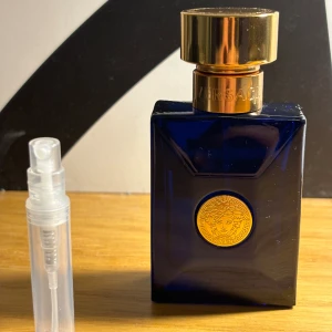 Versace Dylan blue sample - Säljs i 1 ml. Väldigt fin sommarparfym för ungdomar med noter som citrus 🍊 🍋.