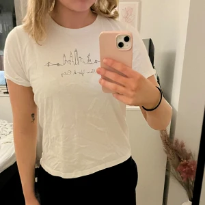 T-shirt med tryck  - T-shirt med new york tryck. 