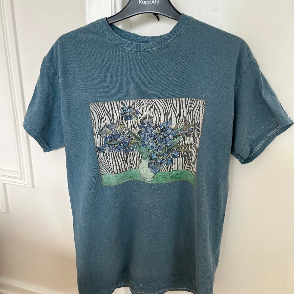 Jätte fin Vincent van Gogh tröja ifrån Vintage supply, sällan använd och är jätte cool till till exempel ett par jeans eller kjol, skriv privat för fler bilder☺️. T-shirts.