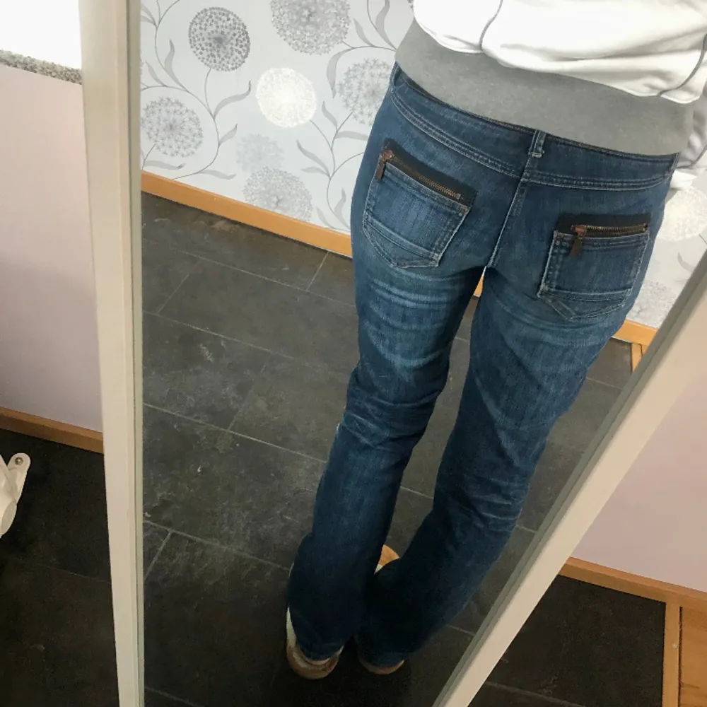 Lågmidjade regular jeans från Esprit med jättecoola bakfickor, midjemåttet och innerbenslängden är 82 cm och jag på bilden är 175 cm 💛. Jeans & Byxor.