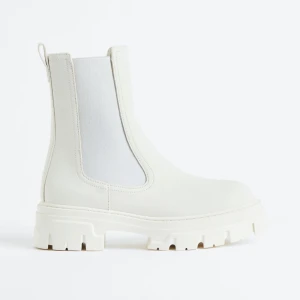 Boots - Chunky chelseaboots från H&M. Användt några gånger, inga defekt som nya. Säljer pågrund av att de är för stora för mig. Slutsålda i H&M.