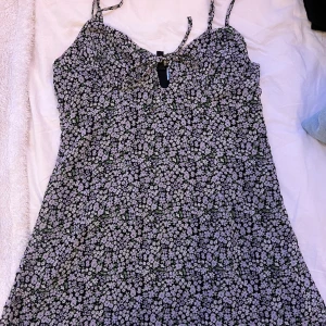 Blommig klänning  - Blommog klänn i mycket fint skick!